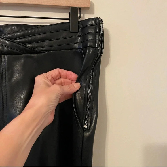 7 For All Mankind FAUX LEATHER HIGH RISE ANKLE TROUSER IN BLACK quite luxury - Picture 4 of 11